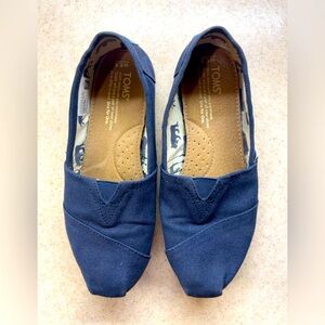 Tom’s slip-on shoes size 6.5.